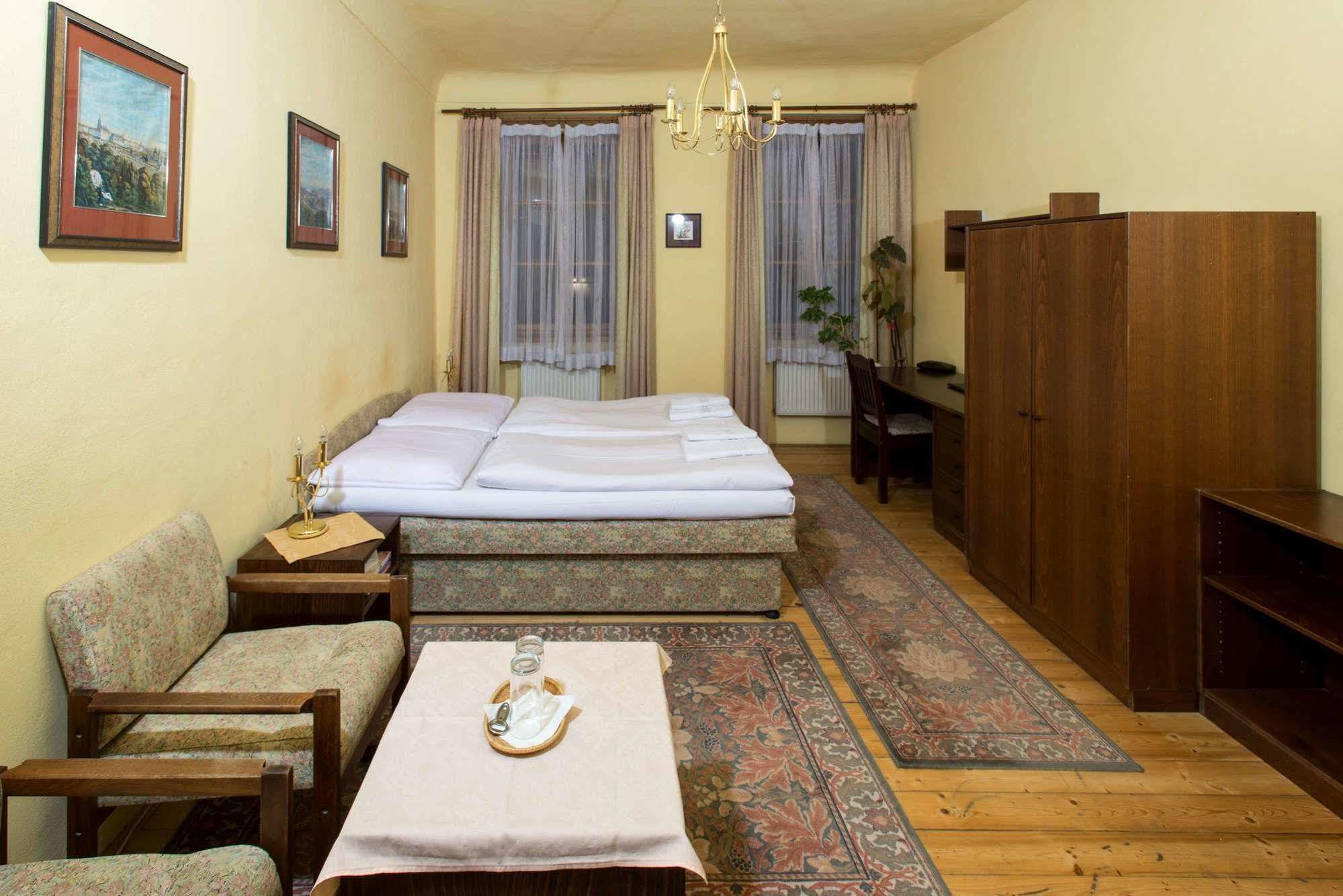 Pension Dientzenhofer Praag Buitenkant foto