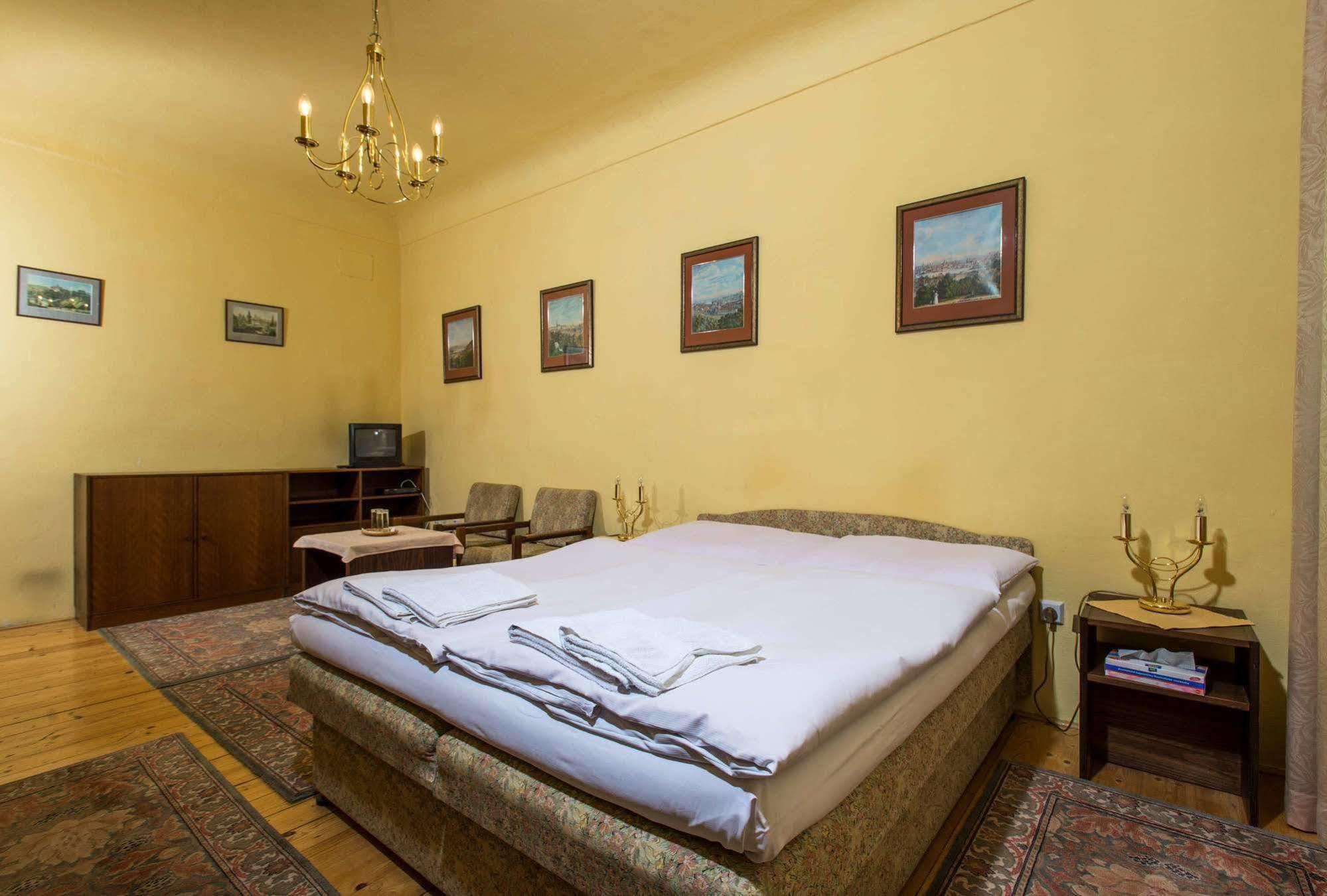 Pension Dientzenhofer Praag Buitenkant foto
